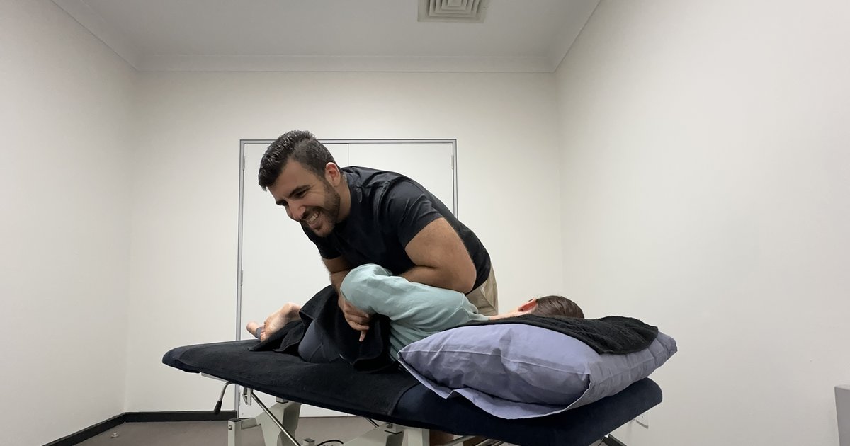 Osteopath Steven Eskaf treating a patient at RISE Sports & Spinal in Berwick